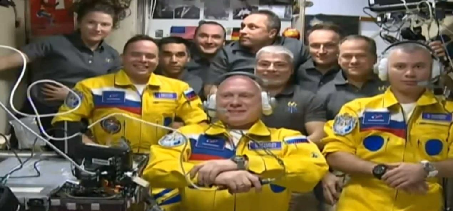 Rus kozmonotlar Ukrayna bayra��n�n renklerini ta��yan tulum giydi