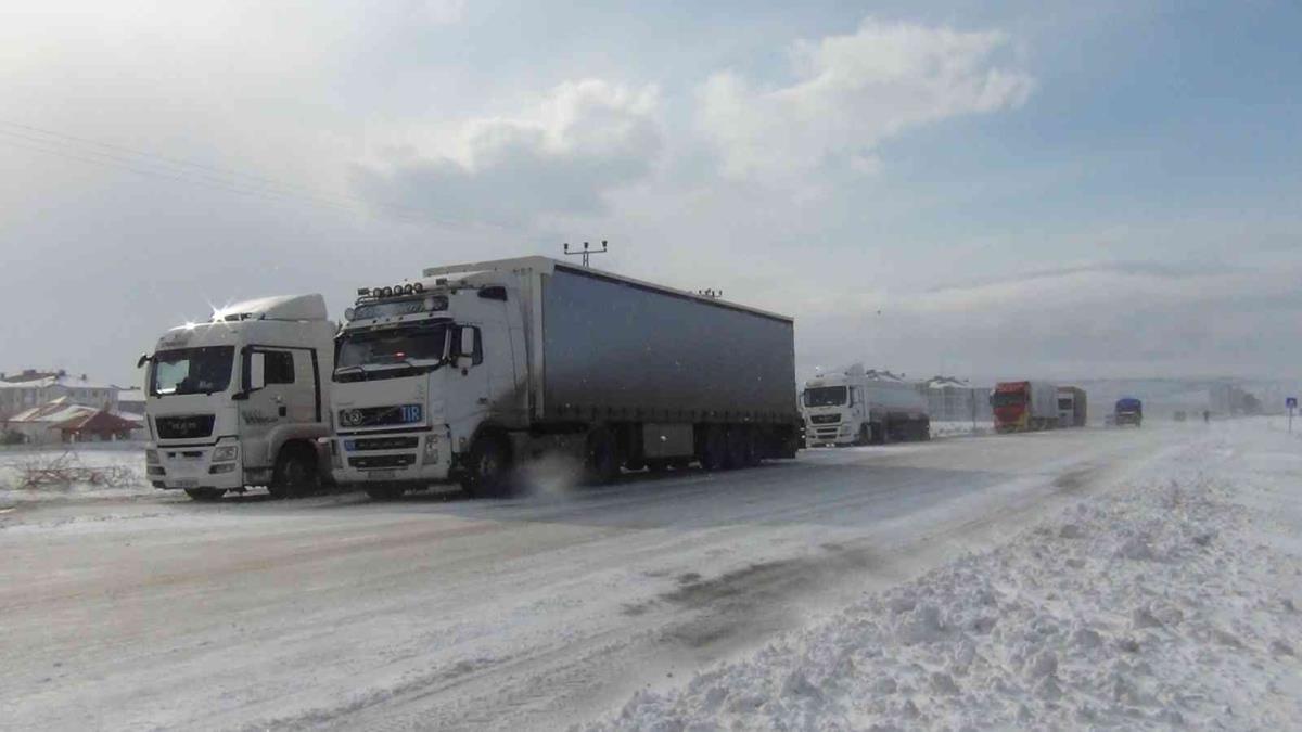 Kars-Gle kara yolu youn kar nedeniyle ulama kapatld
