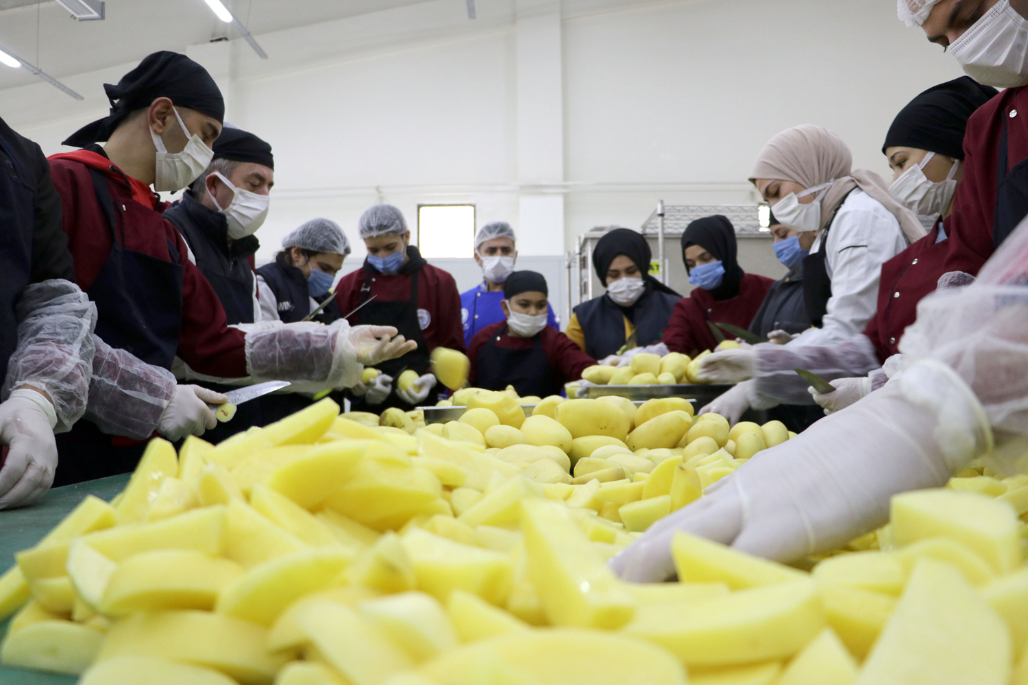 Fabrika gibi �al��an meslek lisesinde g�nde 20 bin ki�iye yemek haz�rlan�yor