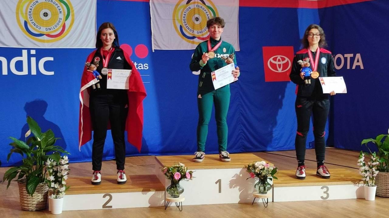 Milli at�c� �imal Y�lmaz'dan g�m�� madalya