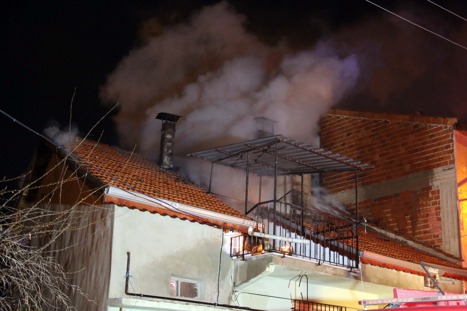 U�ak'ta binada ��kan yang�nda 3 ki�i dumandan etkilendi