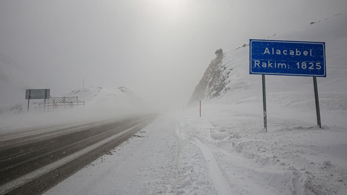 Antalya-Konya kara yolu kar nedeniyle tr geilerine kapatld