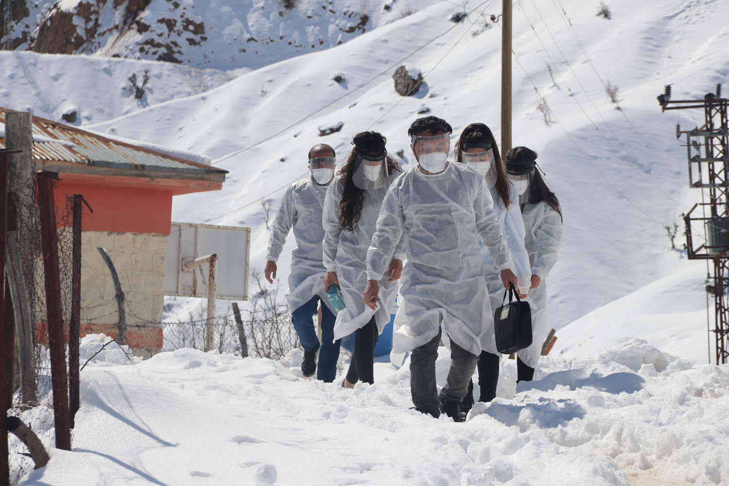 Sa�l�k��lar karl� yollar� a��p vatanda�lara a�� ula�t�r�yor