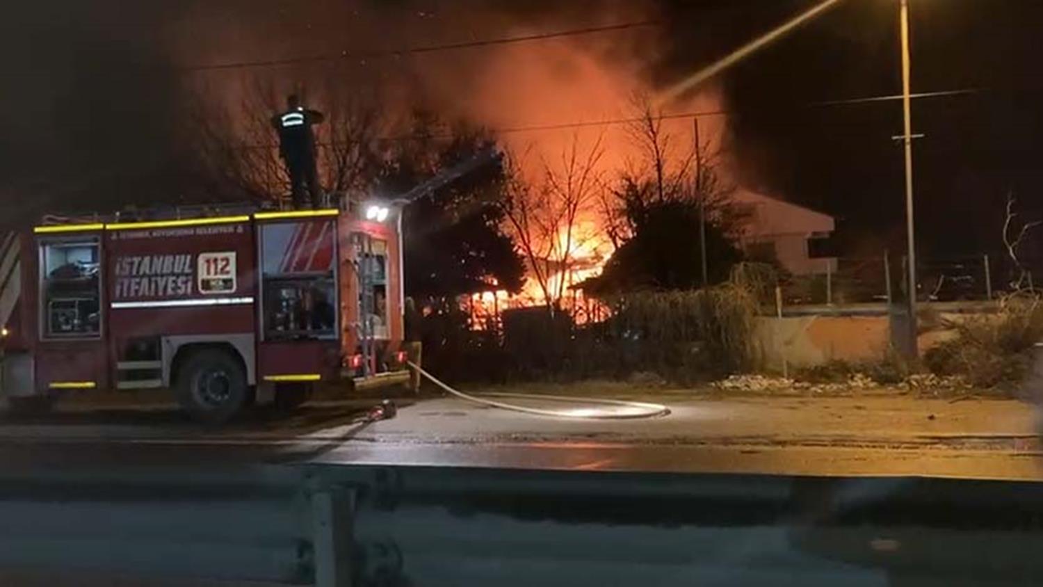 Alevlere teslim olan restoran k�le d�nd�