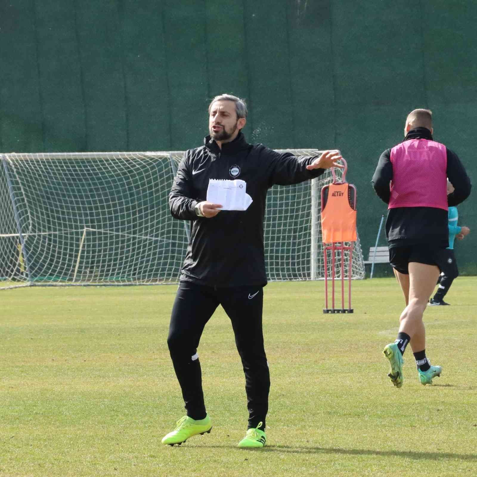 Altay bu sezon 4. hocas�n� ar�yor