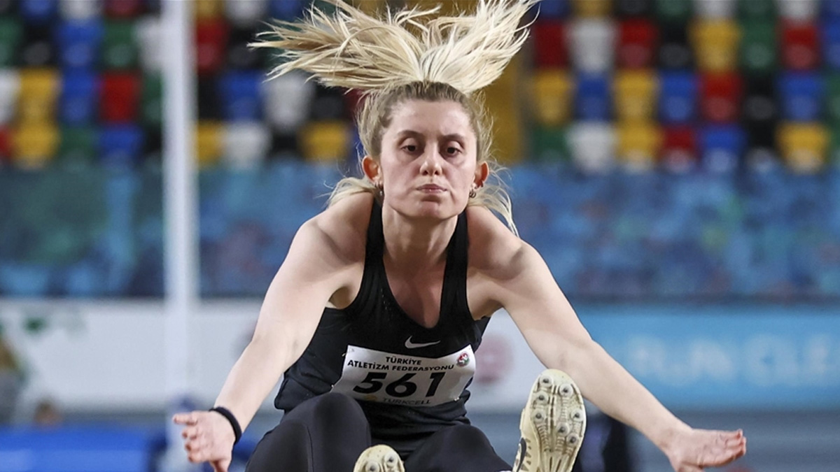 Milli sporcu Fatma Damla Alt�n'dan alt�n madalya