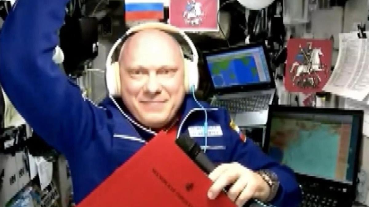Rus kozmonot uzay istasyonunda sar renkli kyafeti deitirdi