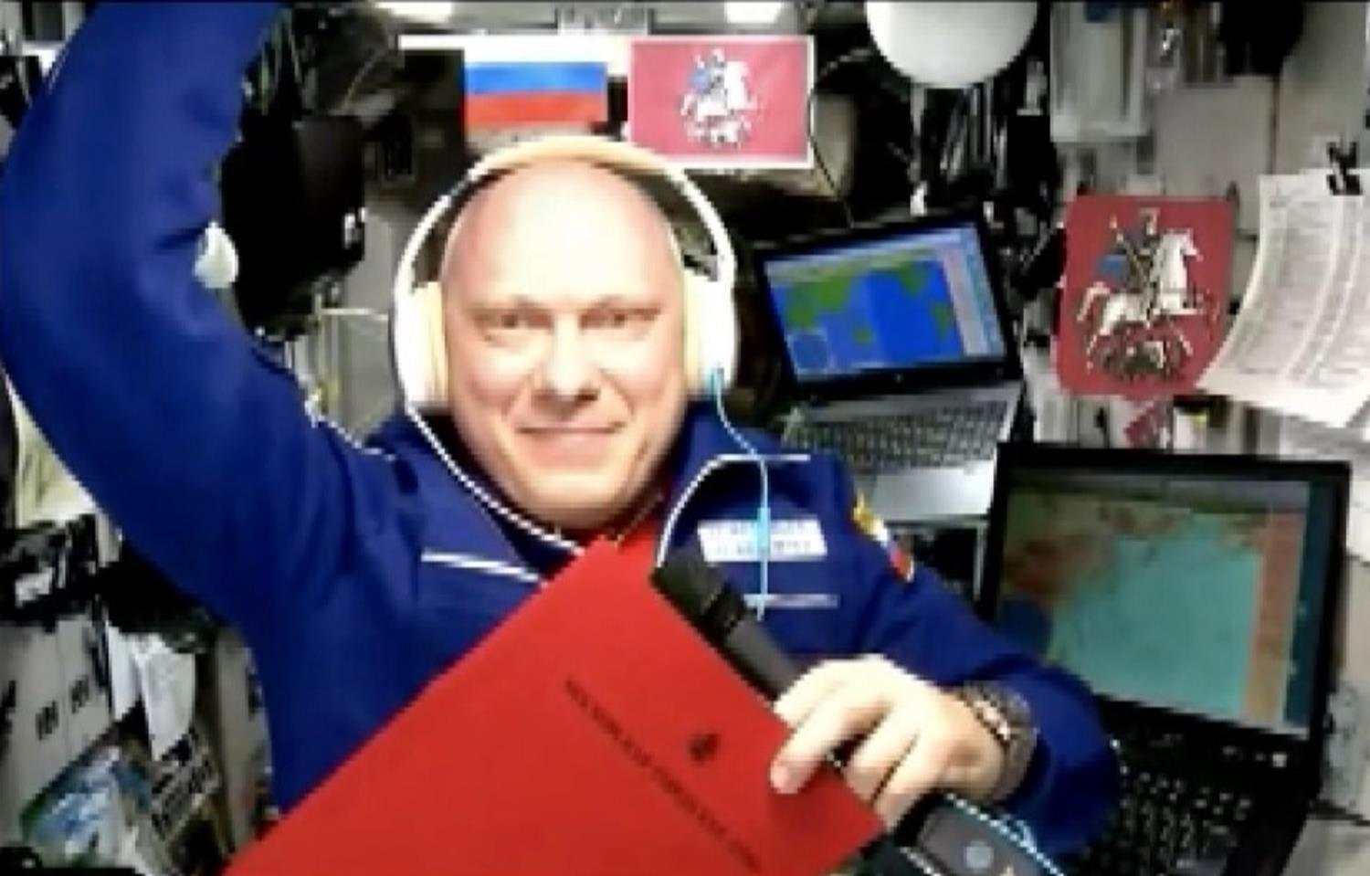 Rus kozmonot uzay istasyonunda sar� renkli k�yafeti de�i�tirdi