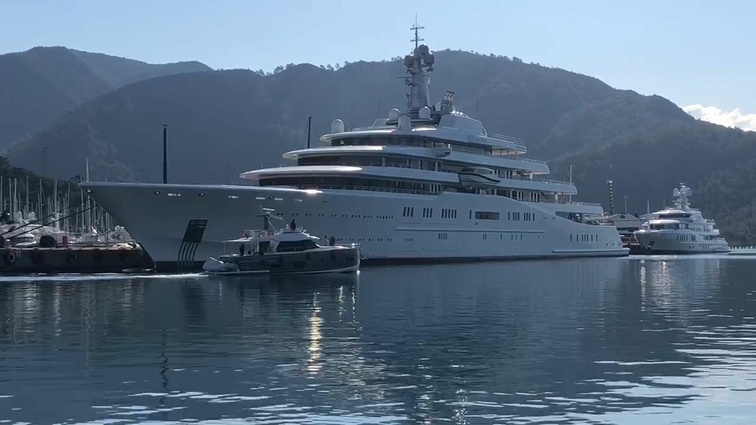 Rus milyarderin Marmaris'teki yat�na yakla�anlara sirenli uyar�
