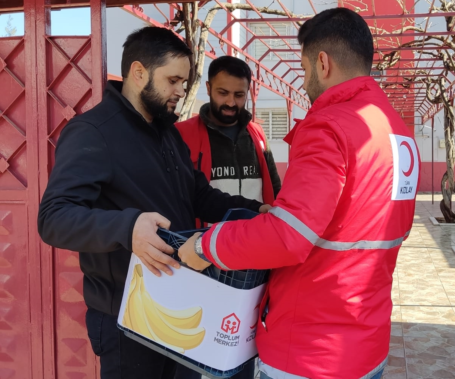 T�rk K�z�lay hem ��retiyor hem yetimhanede kalan �ocuklar�n y�z�n� g�ld�r�yor