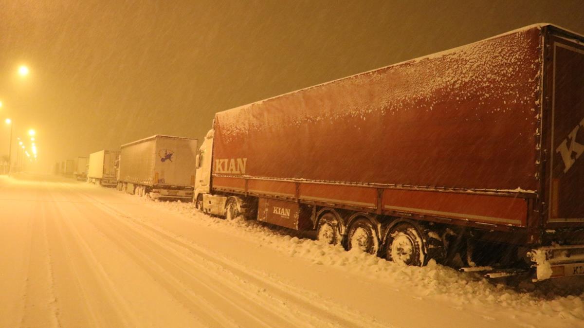 Ar-Erzurum kara yolu youn kar ve tipi nedeniyle tr geiine kapatld