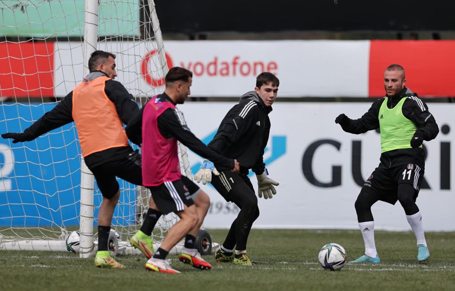 Be�ikta�'ta Miralem Pjanic ile Welinton tak�mdan ayr� �al��t�