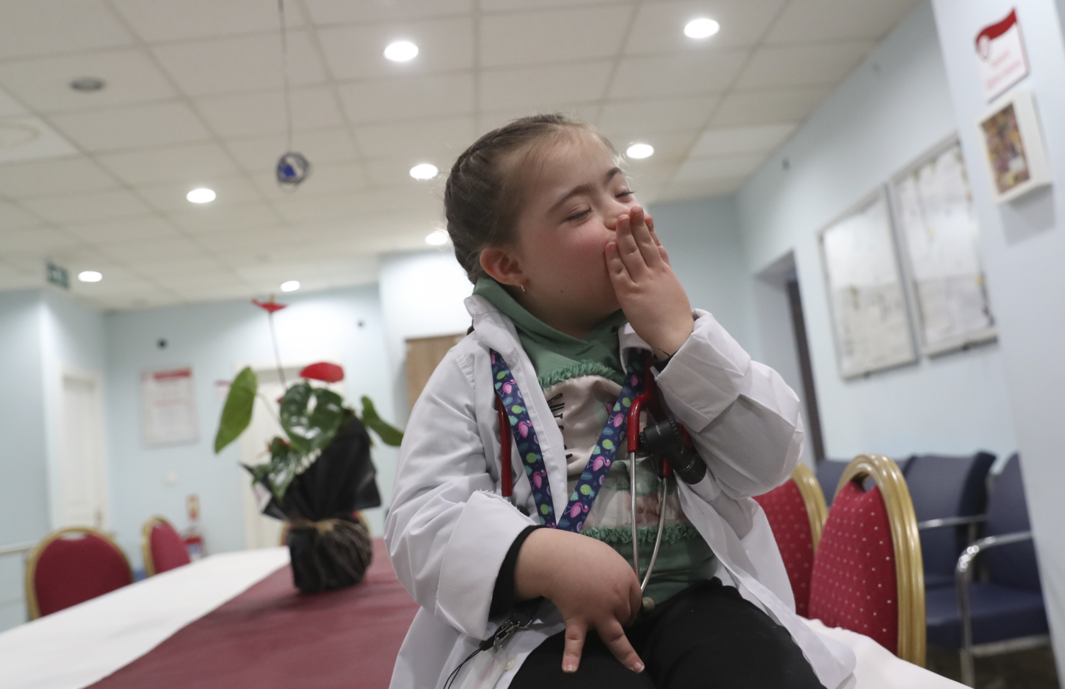 Melek, �ifa niyetine ne�e da��t�yor