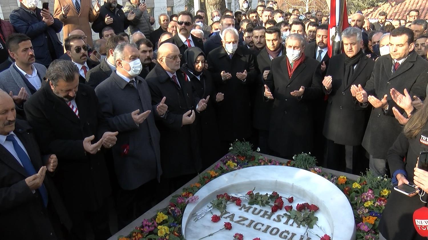 Muhsin Yaz�c�o�lu kabri ba��nda an�ld�