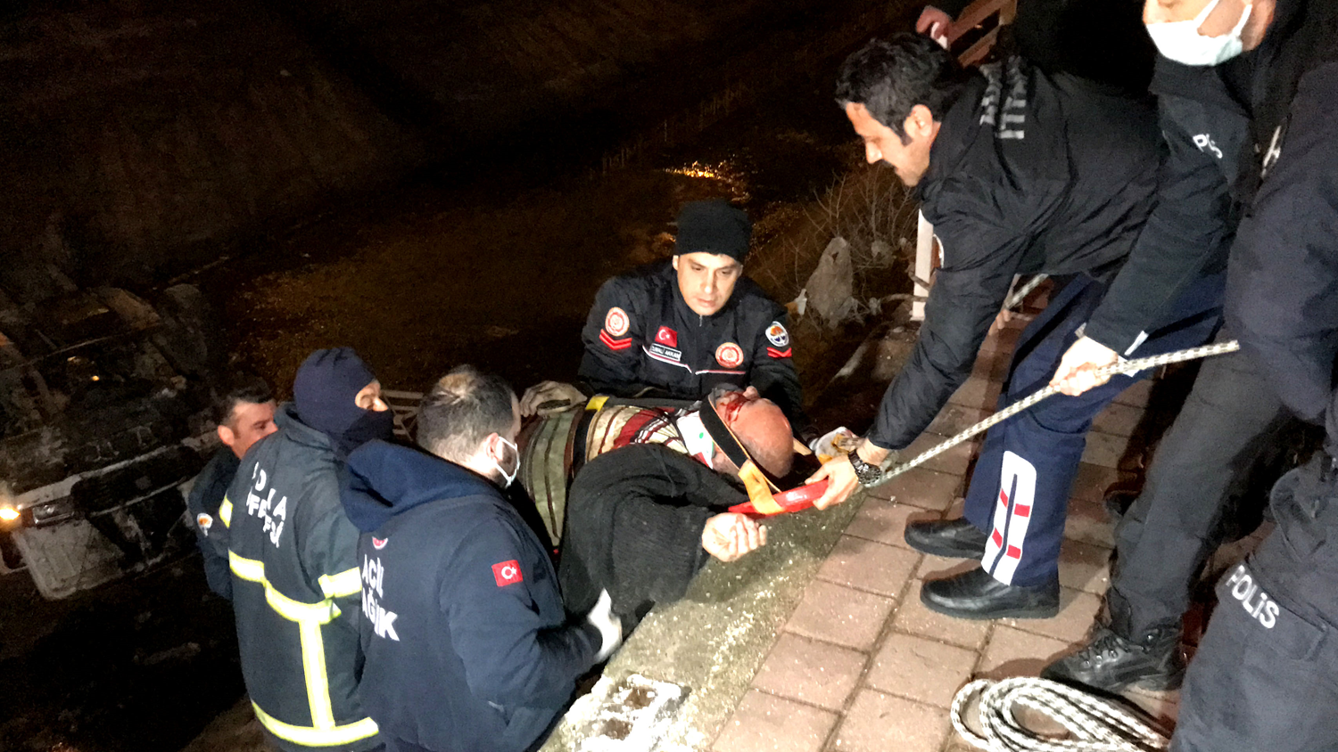 Adana'da sulama kanal�na d��en kamyonetin s�r�c�s� yaraland�