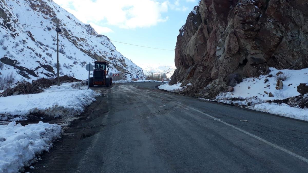 Heyelan nedeniyle ksmen kapanan Kars-Kazman kara yolu ulama ald 