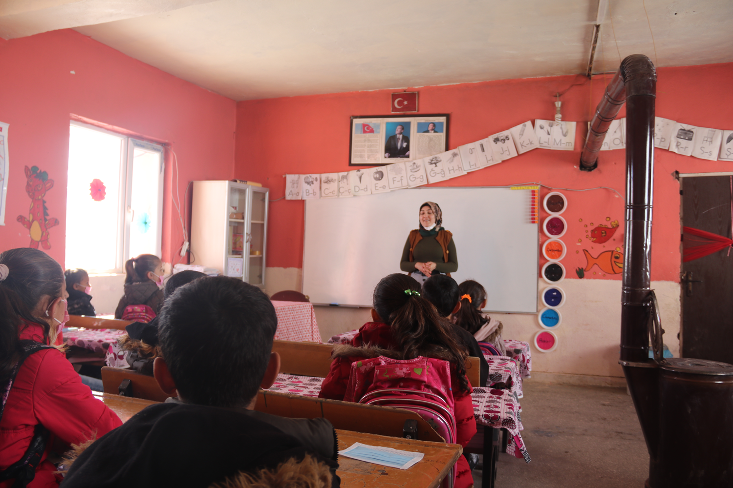 K�y ��retmeni Berna sevgiyle ��rencilerinin y�reklerini �s�t�yor