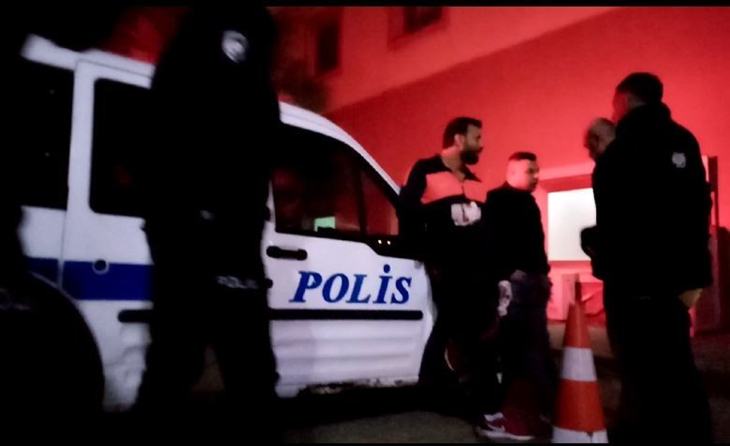 �orlu'daki kavgada i�ki �i�eleri havada u�u�tu: 4 yaral�