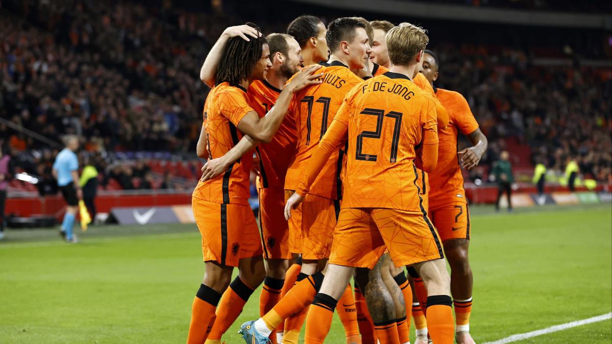 Hollanda evinde Danimarka'y 4 golle geti