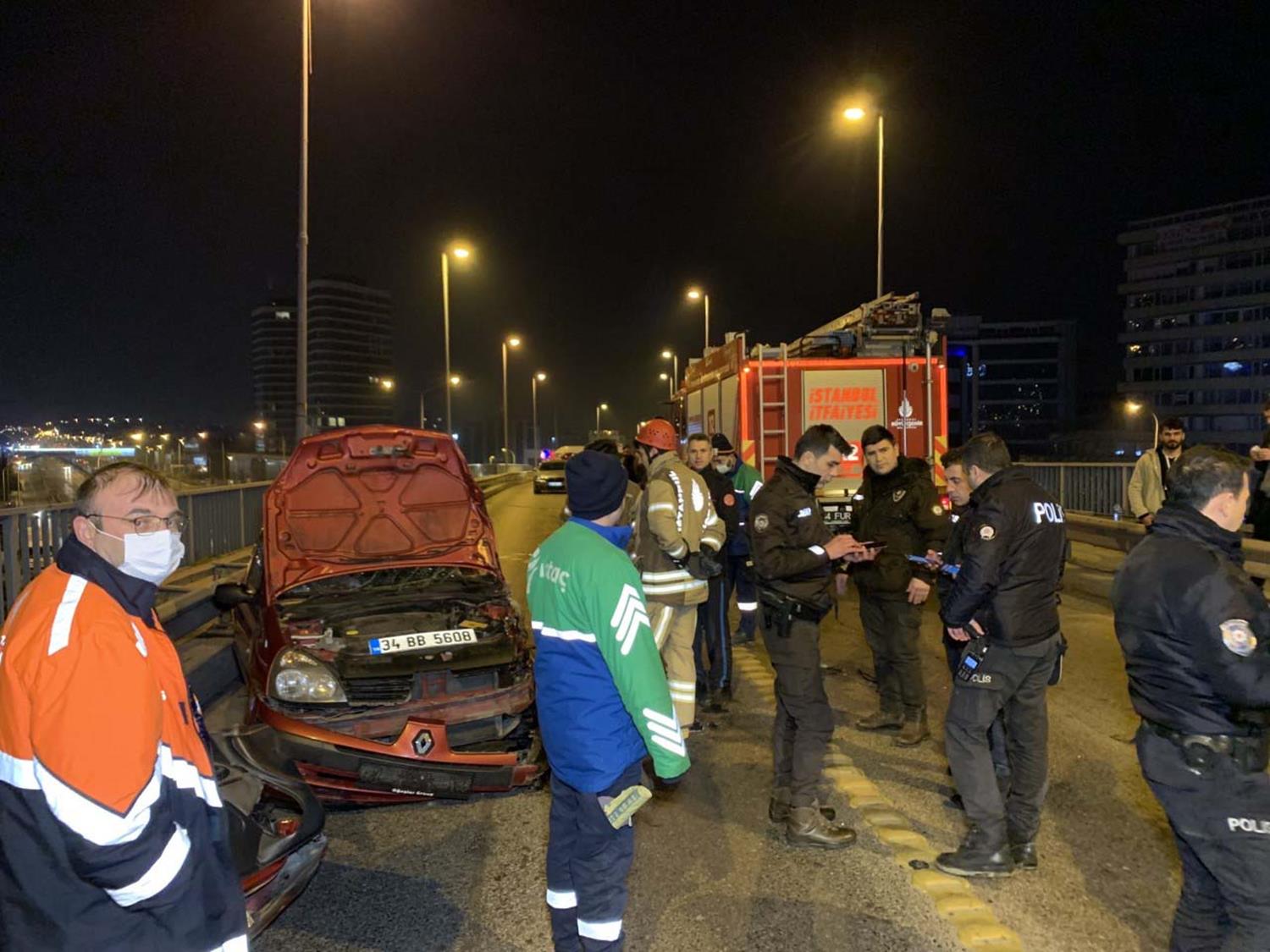 Pendik'te iki otomobil �arp��t�; 1 yaral�