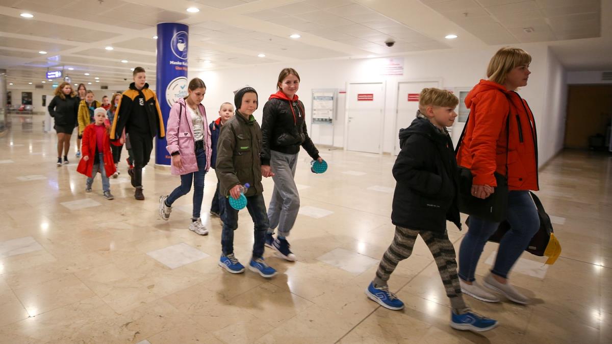 Sava blgesinden tahliye edilen Ukraynal yetim ocuklar Antalya'ya geldi