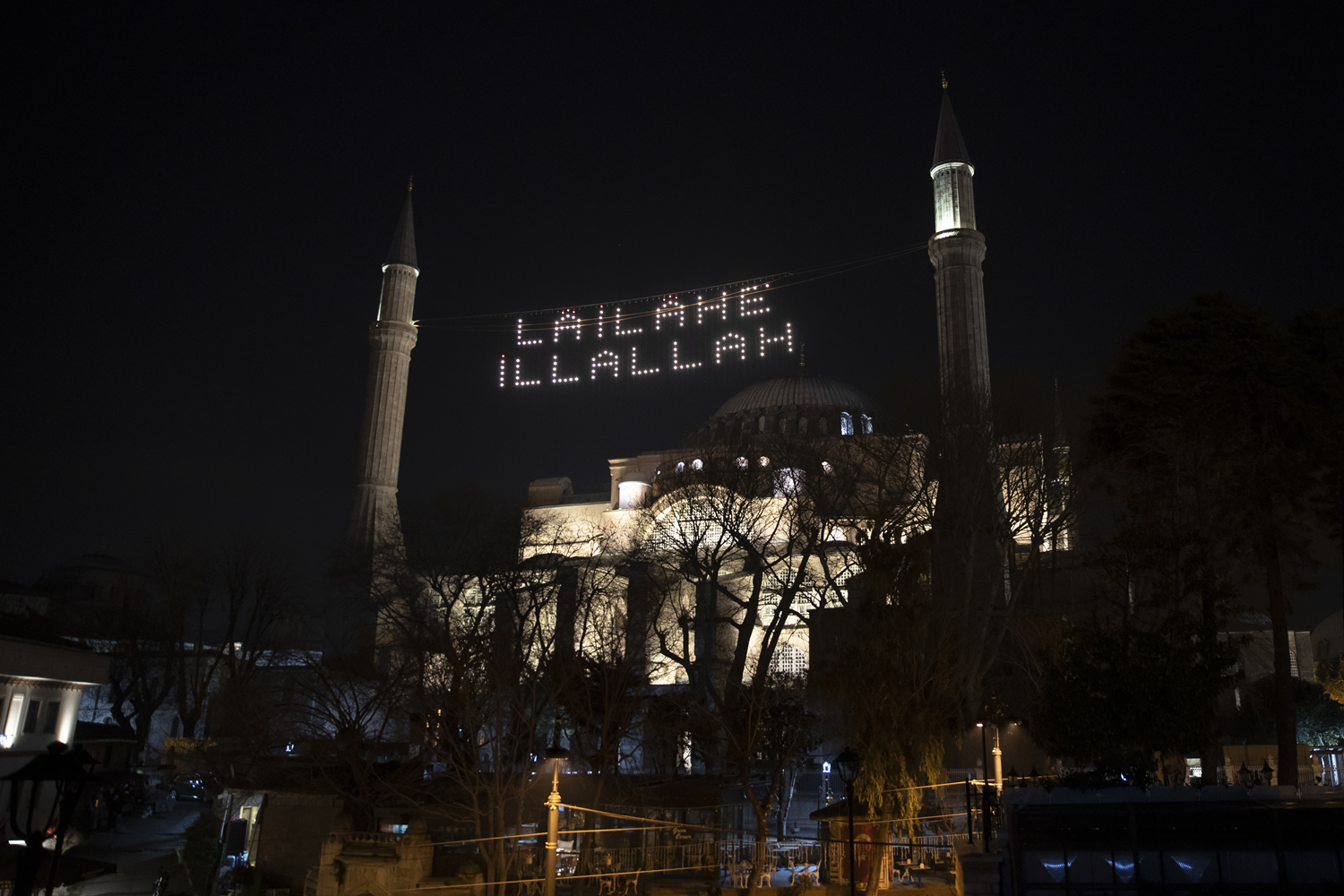 Ramazan'a say�l� g�nler kala Ayasofya Camii'ne as�ld�