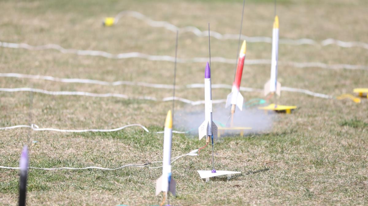 Ortaokul ve lise rencilerinin tasarlayp rettikleri 'model roketler' frlatld