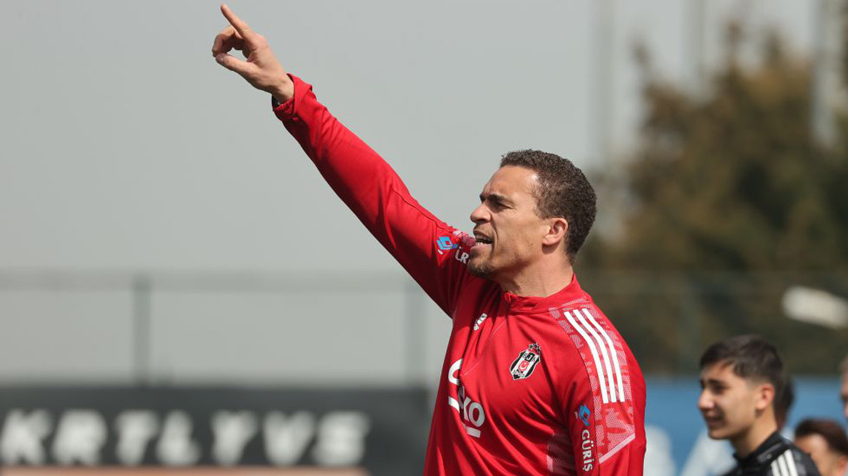 Valerien Ismael taraftarla bulu�uyor