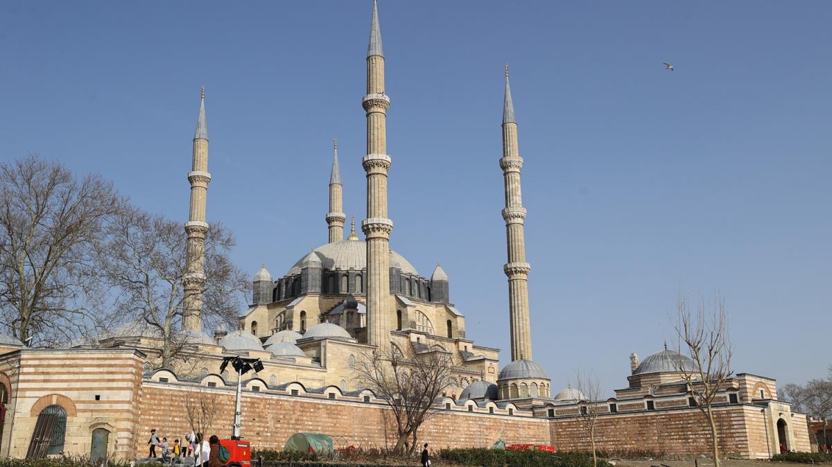 'Onbir ayn sultan geldi'... Osmanl gelenei mahyalar camilere aslyor
