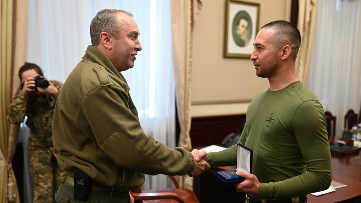 Ruslara rest �ekmi�lerdi... Y�lan adas�ndaki o asker �d�llendirildi