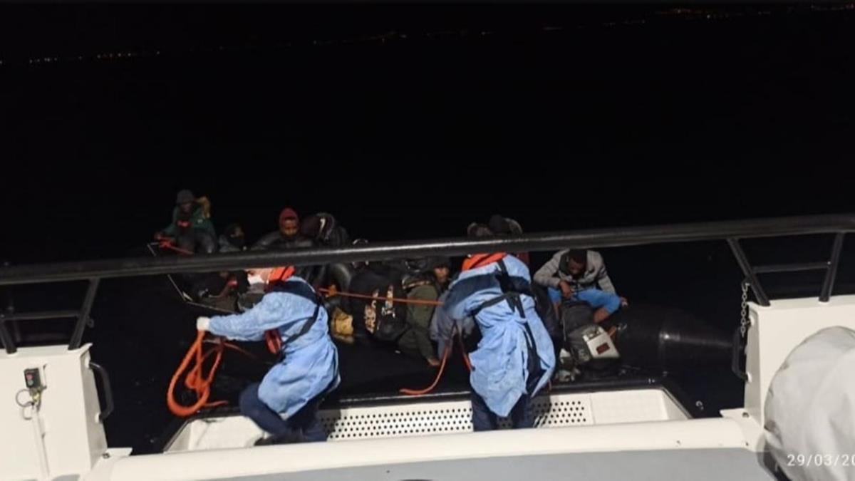 Sahil gvenlik ekipleri fark etti: 26 kii yakaland