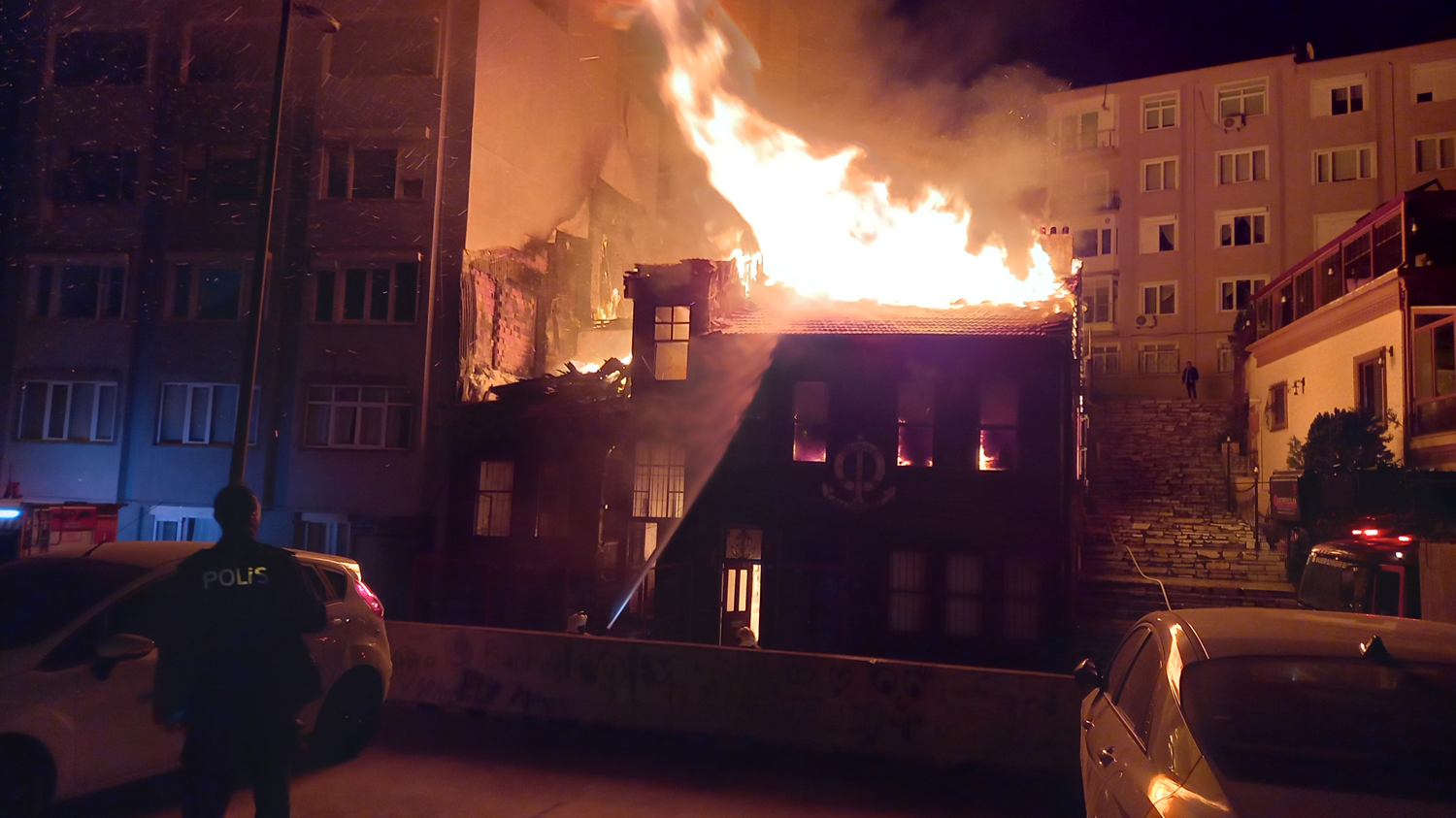 Bal�kesir'de tarihi binada ba�layan ve restorana s��rayan yang�n s�nd�r�ld�