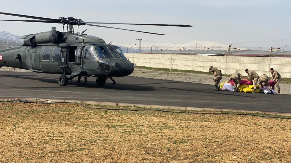 Bingll besicilere askeri helikopterle yem yetitirildi