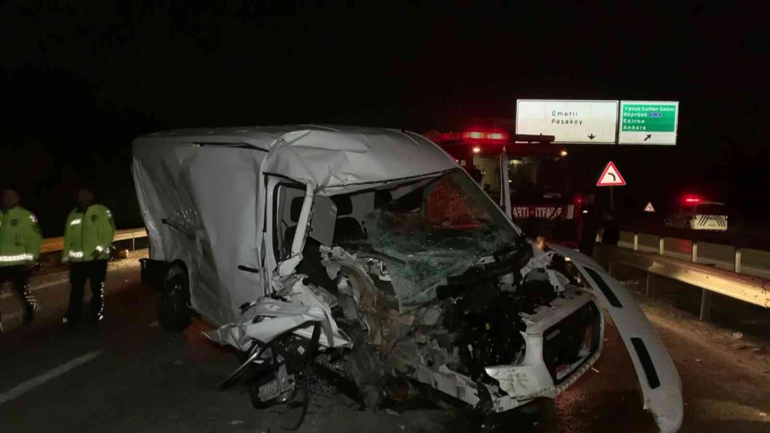 �ekmek�y'de zincirleme trafik kazas�: 3 ara� birbirine girdi