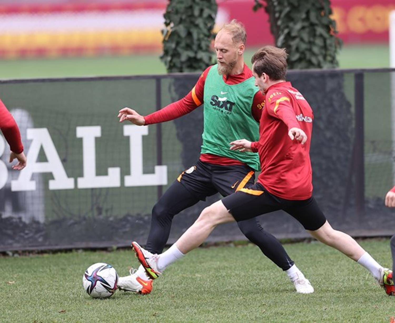 Galatasaray'dan Sofiane Feghouli ve Mostafa Mohamed a��klamas�