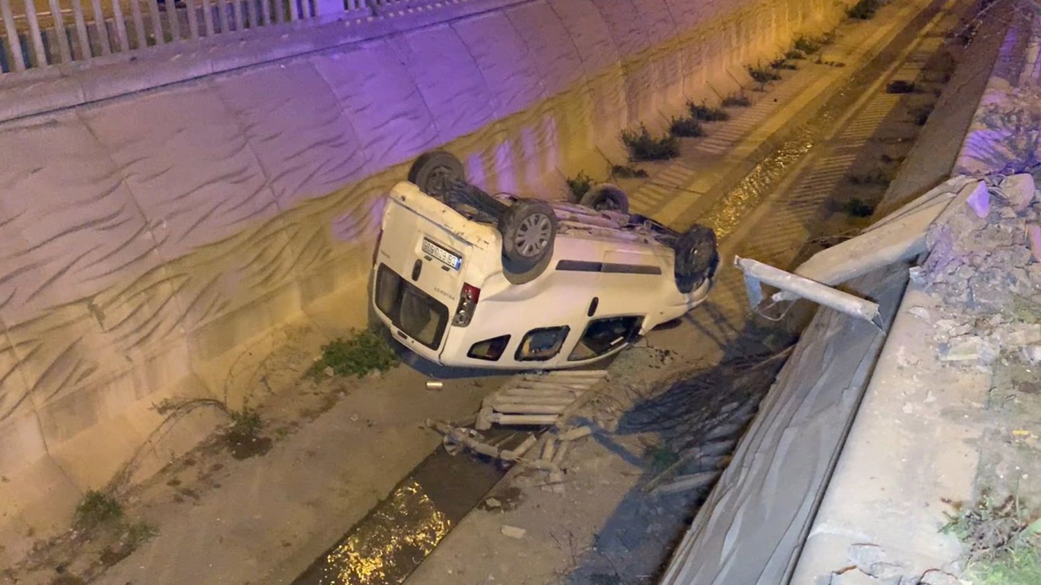 Sultanbeyli'de kanala d��en arac�n s�r�c�s� yaraland�