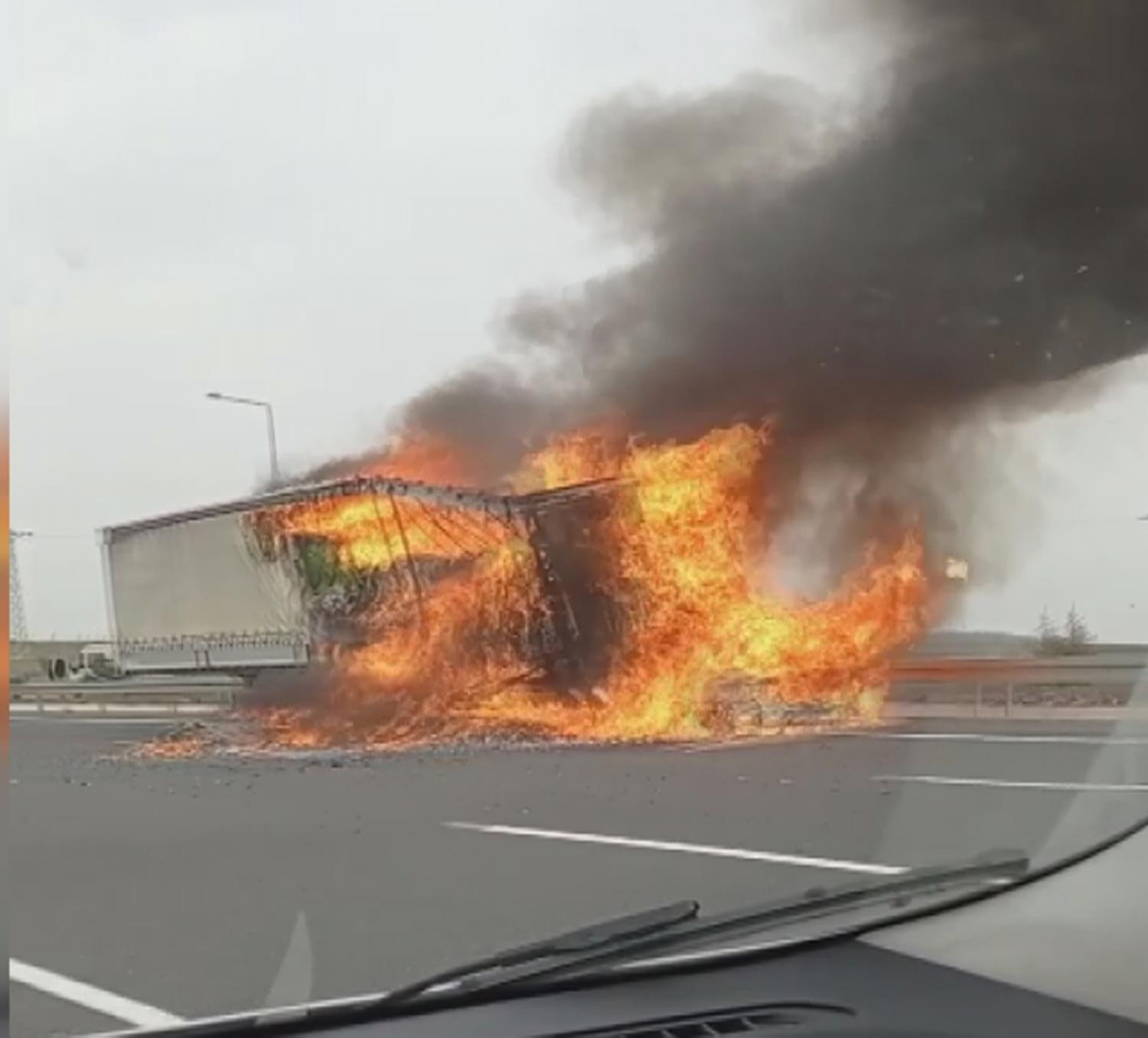 Tuzla Kuzey Marmara otoyolunda t�r yang�n�