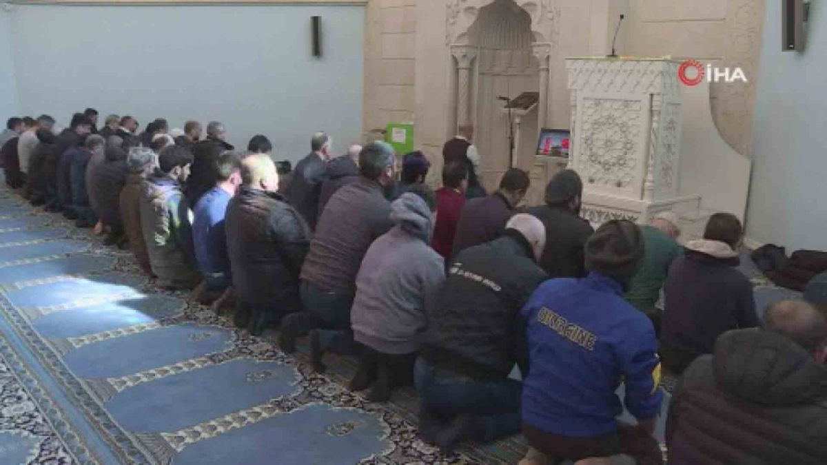 1 milyon M�sl�man silahlar�n g�lgesinde Ramazan ay�na girdi