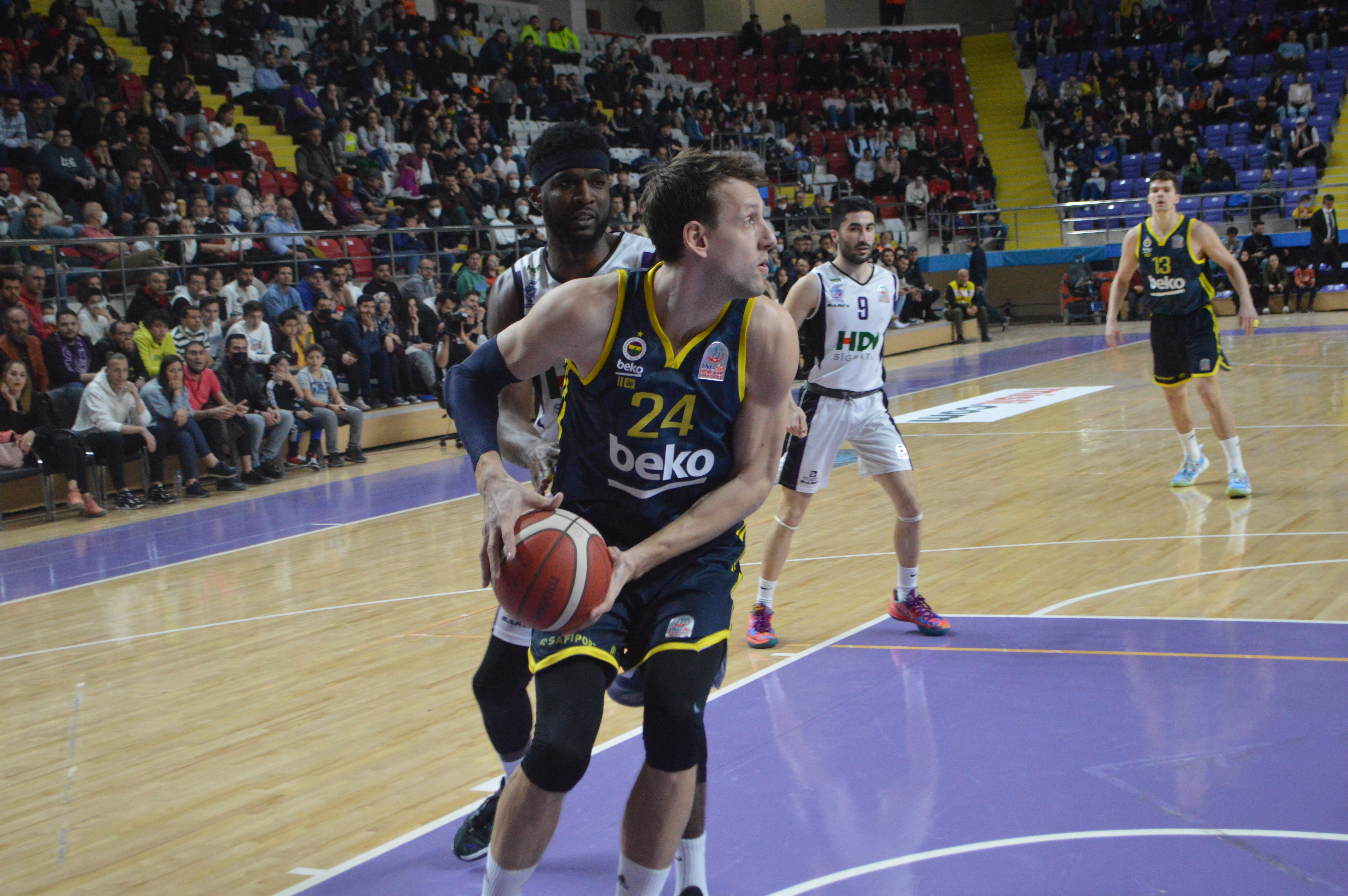 Fenerbah�e Beko deplasmanda farkl� kazand�