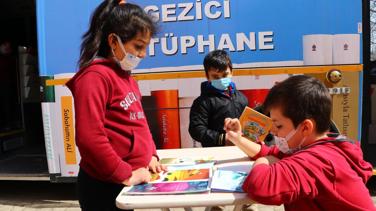 'Gezici Ktphane'ye dntrlen otobs, zellikle krsal mahallelerdeki ocuklar kitapla buluturuyor