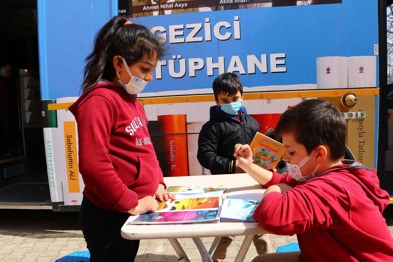 'Gezici K�t�phane'ye d�n��t�r�len otob�s, �zellikle k�rsal mahallelerdeki �ocuklar� kitapla bulu�turuyor