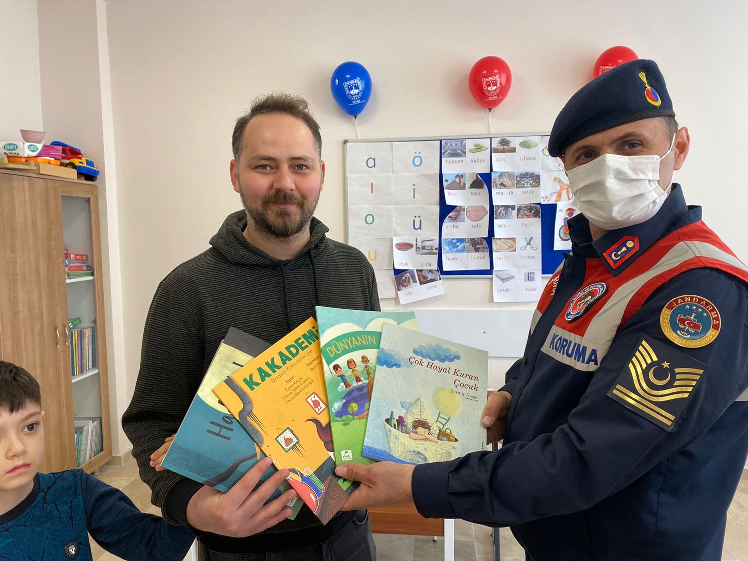 Otizmli �ocuklar�n y�z�n� jandarma g�ld�rd�