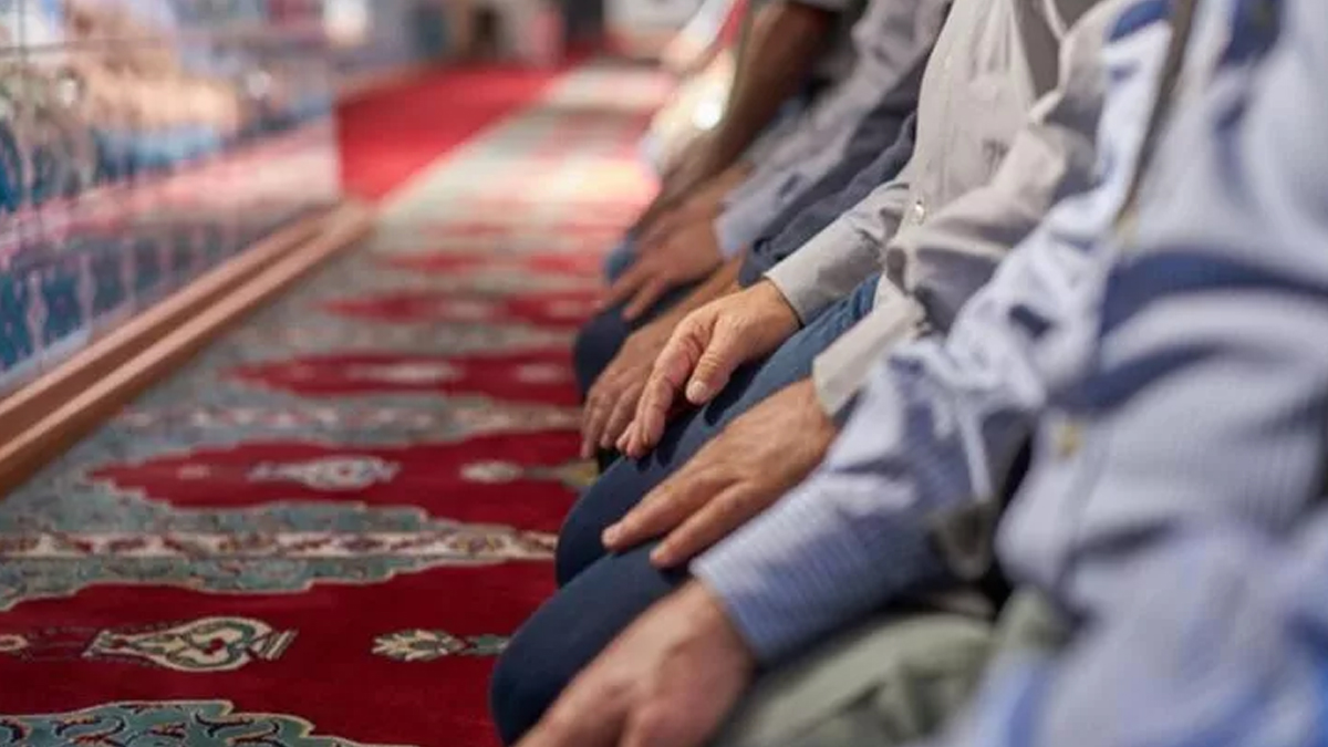 Silahlar�n g�lgesinde ilk cuma namaz�