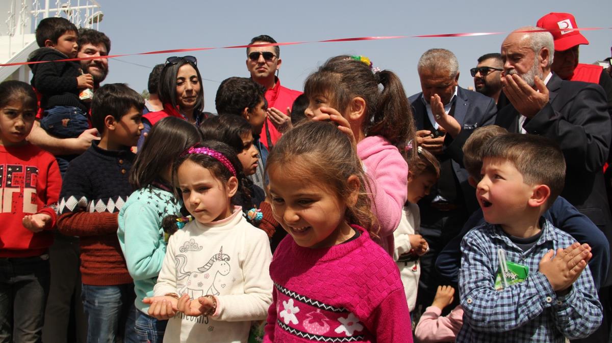 Suriyeli yetimler iin yapld, hak sahiplerine teslim edildi: 150 ocuk ve aileleri barnacak