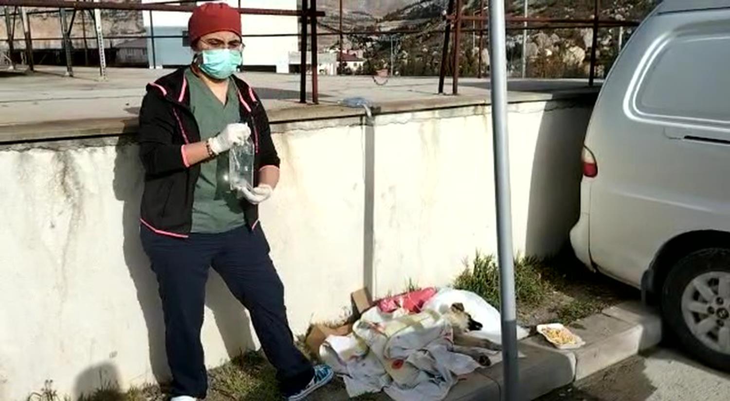 Y�rekleri �s�tan hareket! Hastane personelinden hasta k�pe�e antibiyotik tedavisi