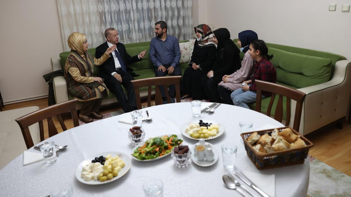 Cumhurbakan Erdoan iftarda bir vatandan sofrasna misafir oldu