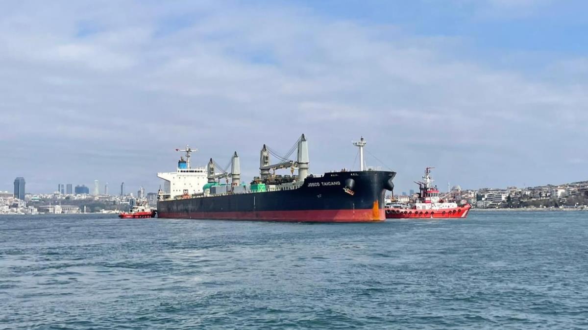 Haydarpaa Liman'nda karaya oturan gemi Ahrkap'ya demirletildi