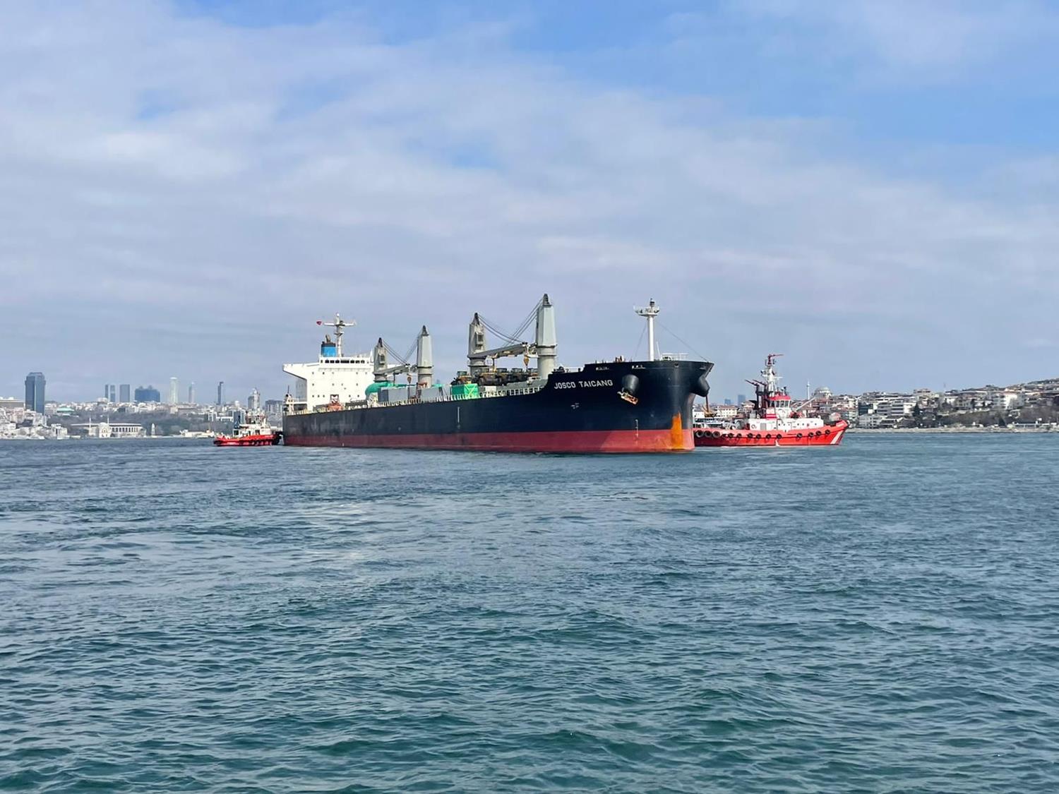 Haydarpa�a Liman�'nda karaya oturan gemi Ah�rkap�'ya demirletildi