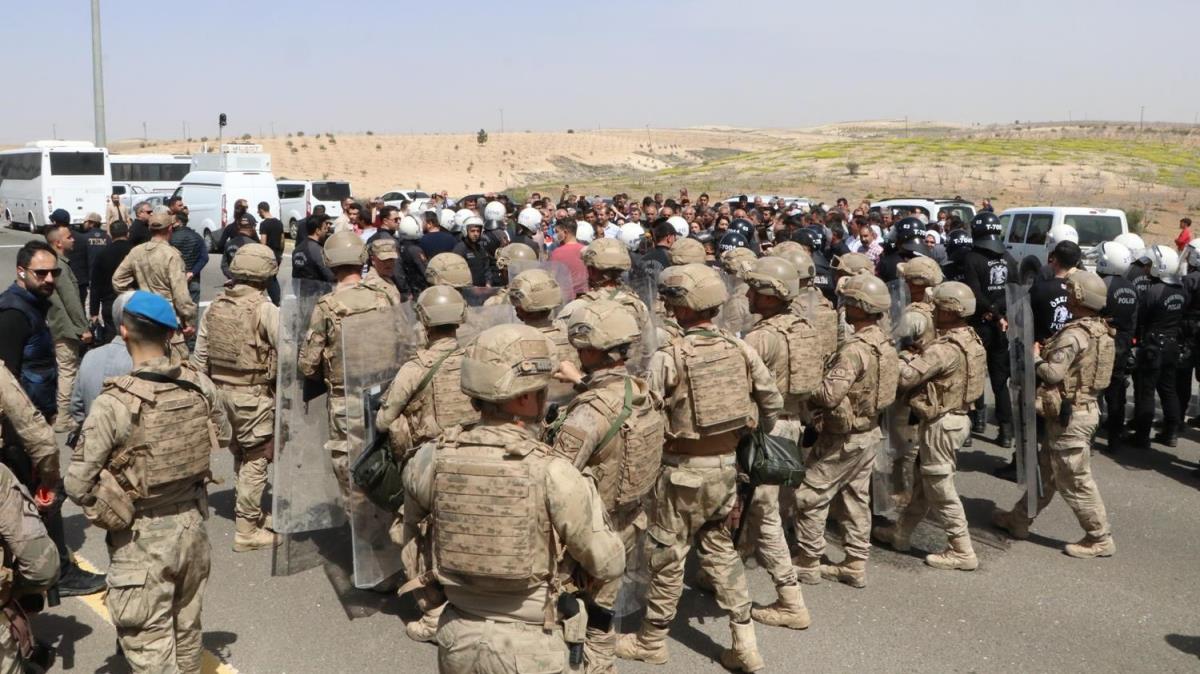 Ter�ristba�� �calan'�n do�du�u mahalleye gitmek isteyen gruba g�venlik g��leri izin vermedi