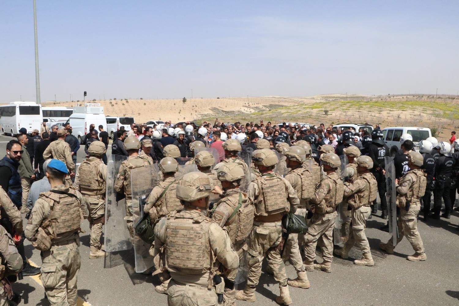 Ter�ristba�� �calan'�n do�du�u mahalleye gitmek isteyen gruba g�venlik g��leri izin vermedi